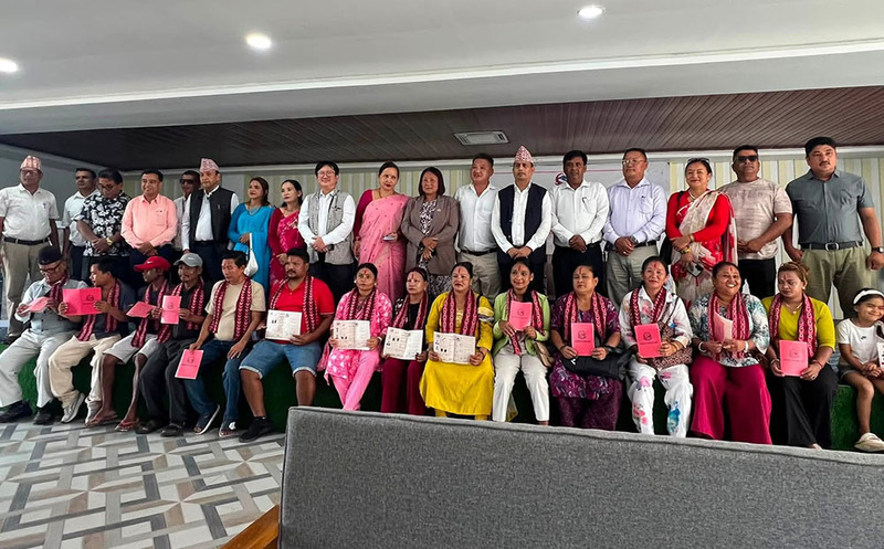 झापाको अर्जुनधारामा लालपुर्जा वितरण, १८ परिवार बने जग्गाधनी