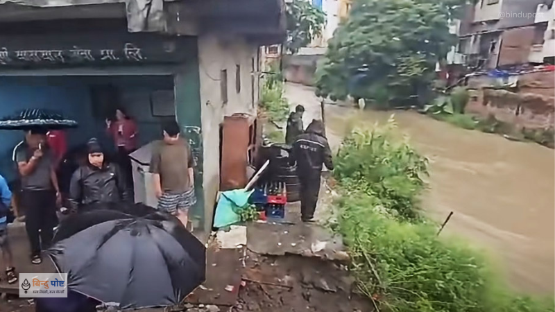 बल्खु खोलाको बाढीले किनारका घर जोखिममा, २० जनालाई सारियो