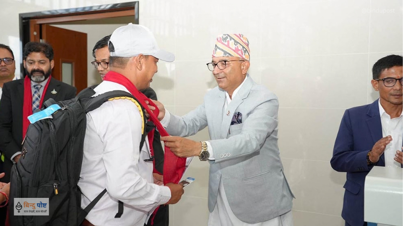 पोखराबाट पहिलो उडानमा दुबई जाने यात्रुलाई नगर प्रमुख आचार्यले गरे बिदाई