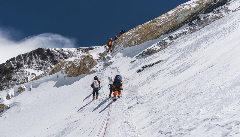 वसन्त ऋतुका लागि सगरमाथाको शिखरसम्म डोरी टाँग्ने कार्य सम्पन्न