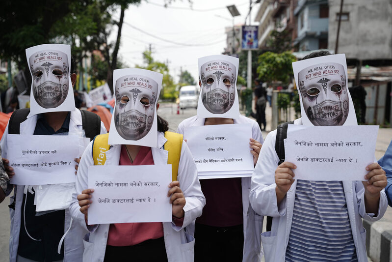 ‘जेनजी डाक्टरलाई न्याय दे’ भन्दै माइतीघरमा युवा चिकित्सकको प्रदर्शन